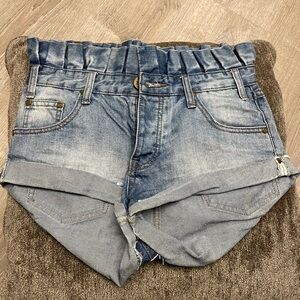 One teaspoon Bandits Shorts Ruffle
Size 26